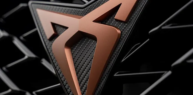 Allianz kasko güvencesini yansıtan karbon fiber ızgara üzerindeki bakır renkli Cupra otomobil logosu detayı.