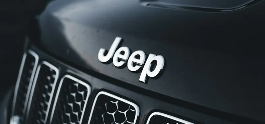 Allianz kasko güvencesiyle aydınlık bir tünelde ilerleyen beyaz Jeep Compass SUV araç.