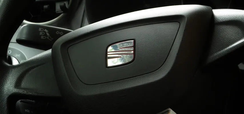 Seat marka aracın direksiyonu ve logosu. Allianz kasko sigortası ile araçlarınız güvende.