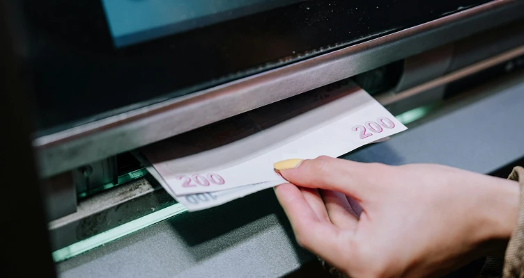 Allianz müşterisi ATM'den Türk Lirası banknotları çekiyor