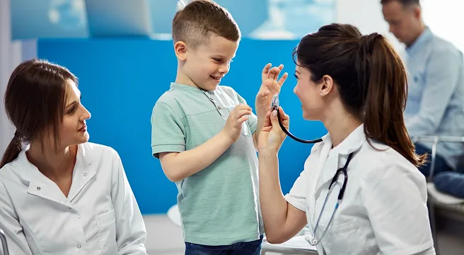 Dişçi koltuğunda oturan mutlu kadın hasta, hekimle konuşuyor. Allianz tamamlayıcı sağlık sigortası kapsamı.