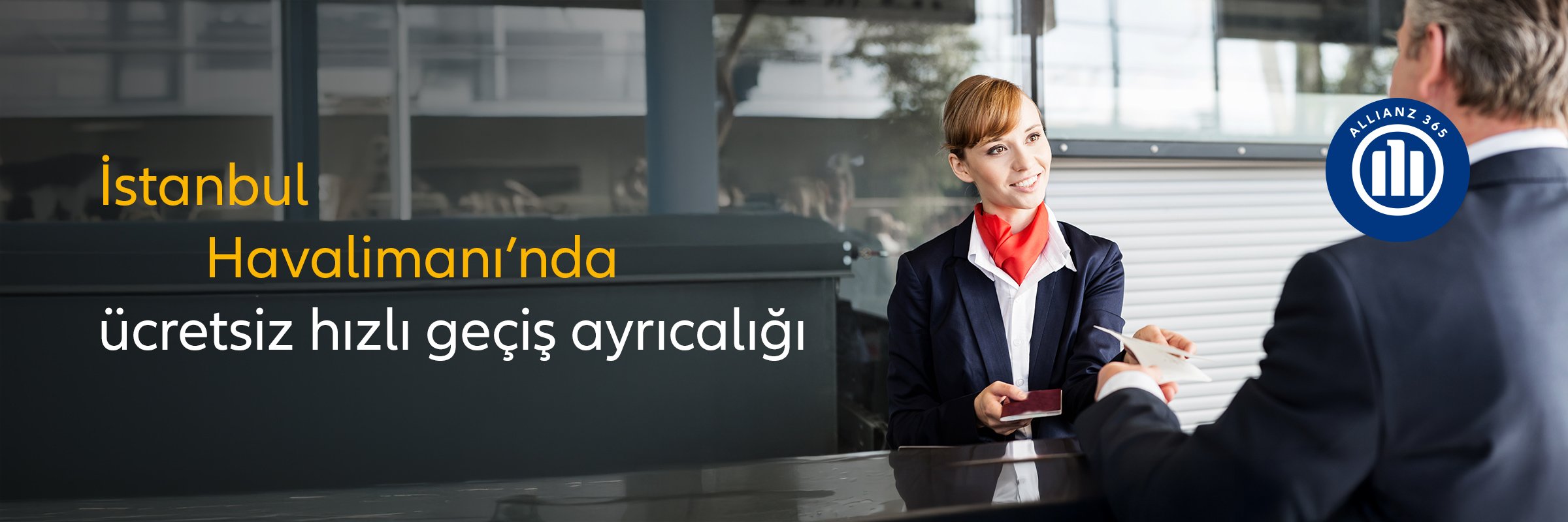 Allianz 365 ile İstanbul Havalimanı'nda ücretsiz hızlı geçiş ayrıcalığından yararlanan yolcu ve yer hizmetleri görevlisi.