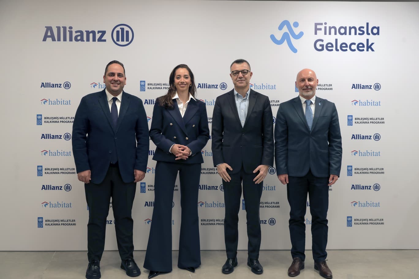 Allianz Kasko 14 gün hasar ödeme süresi kampanyası, 14 yazan trafik levhası ve şehir manzarası