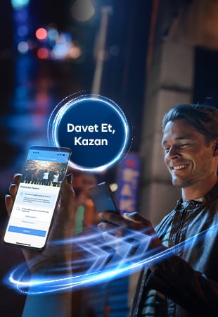 Allianz Davet Et, Kazan mobil uygulamasıyla ödül kazanan kullanıcılar. Şehirde telefonlarıyla dijital etkileşim ve bağlantı.