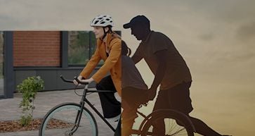 Bisiklet süren kadın ve çocuğuyla babası, Allianz 5.000 TL'ye varan Migros hediye çeki kampanya görseli