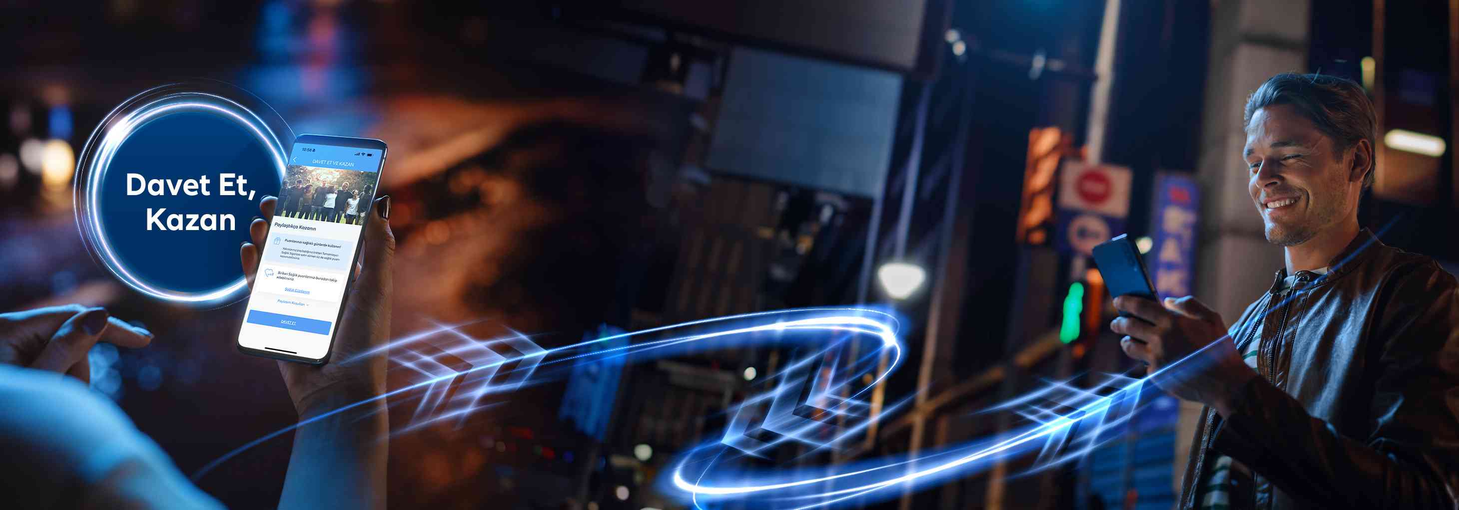 Allianz Davet Et, Kazan mobil uygulamasıyla ödül kazanan kullanıcılar. Şehirde telefonlarıyla dijital etkileşim ve bağlantı.