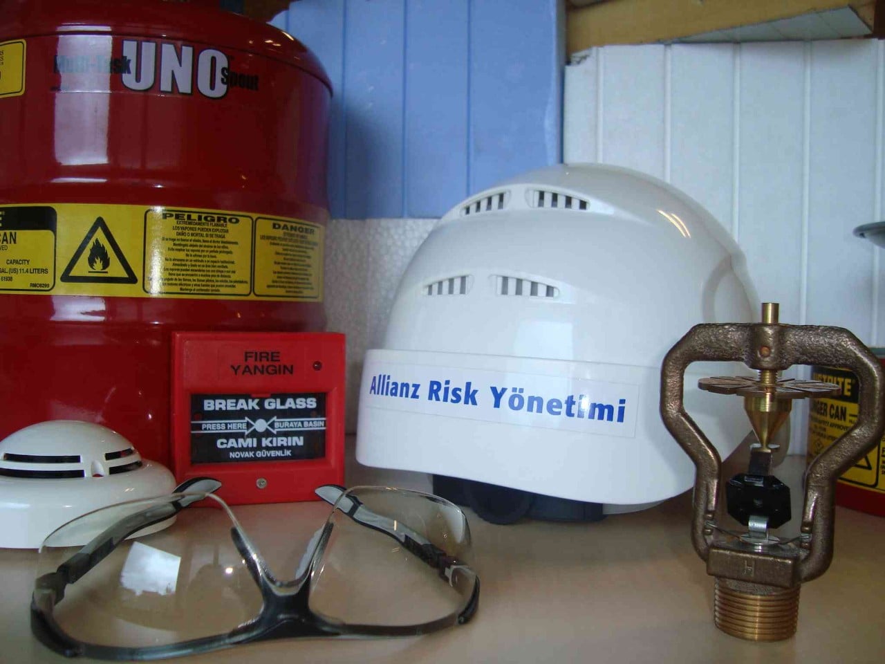 Allianz Risk Yönetimi baret, yangın söndürücü, yangın alarmı, duman dedektörü, güvenlik gözlüğü ve sprinkler.
