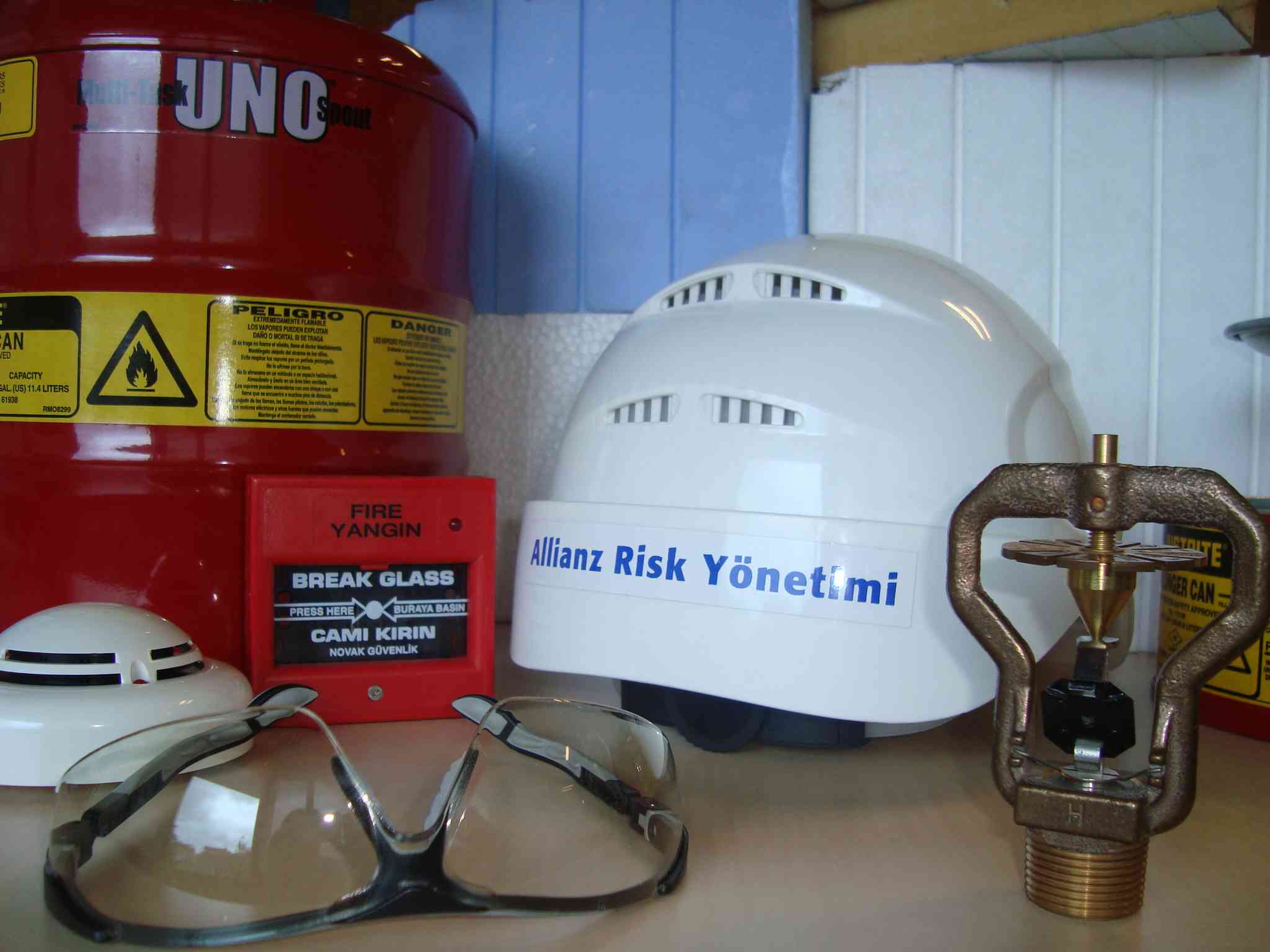 Allianz Risk Yönetimi baret, yangın söndürücü, yangın alarmı, duman dedektörü, güvenlik gözlüğü ve sprinkler.