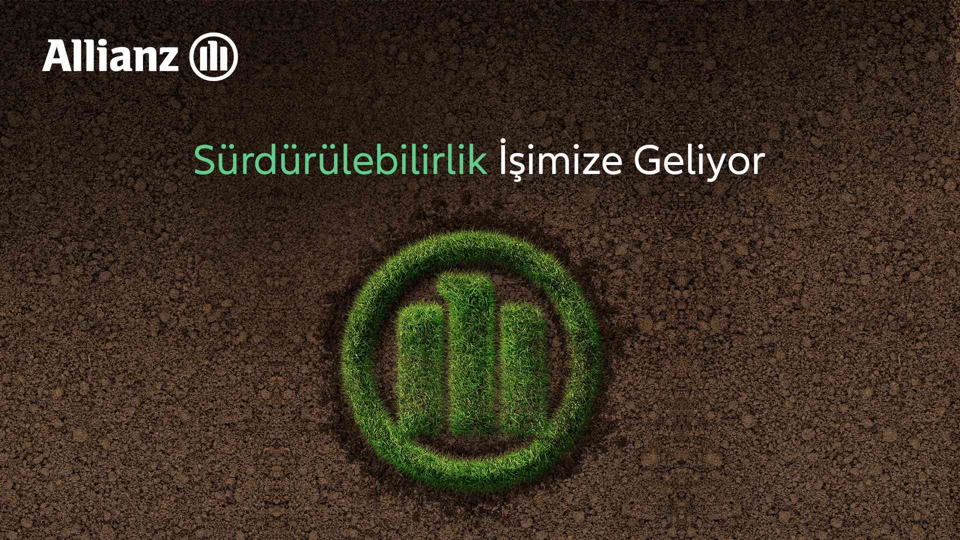 Allianz logosu, toprak zemin üzerinde 'Sürdürülebilirlik İşimize Geliyor' yazısı ve çimden yapılmış Allianz sembolü.
