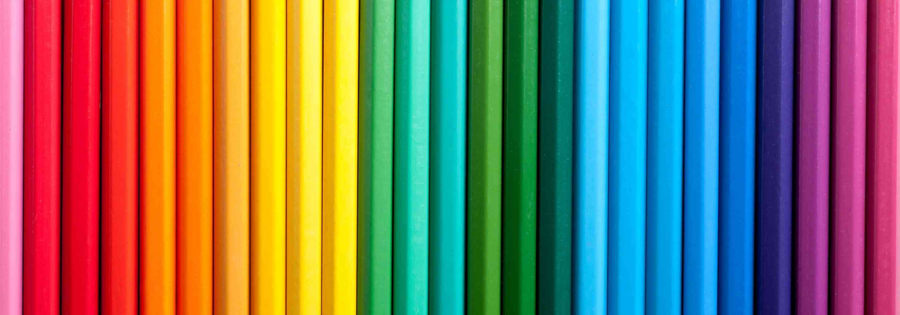 Canlı renklerde dikey sıralı boya kalemleri, pembeden mora doğru renk geçişiyle düzenli bir palet oluşturuyor.