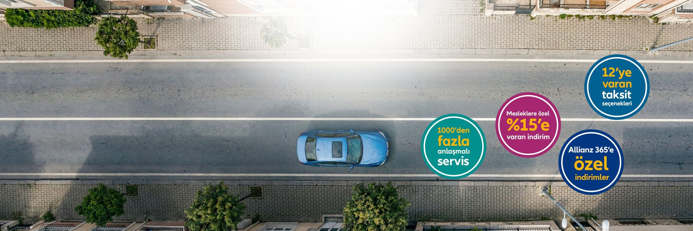 Allianz kasko sigortası: 1000'den fazla servis, %15 meslek indirimi ve 12 taksit avantajıyla yolda giden mavi araç.