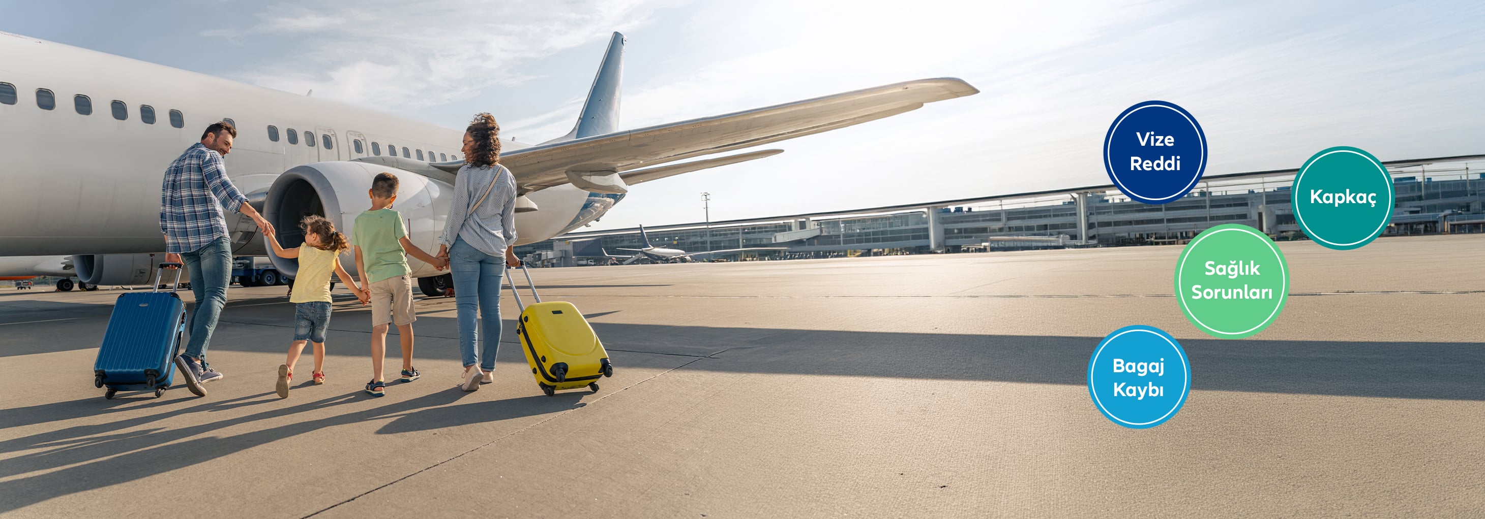Karlı ormanda kışlık kıyafetli mutlu aile. Kapkaç, bagaj kaybı, vize reddi, sağlık sorunları ikonları. Allianz sigorta güvencesi.